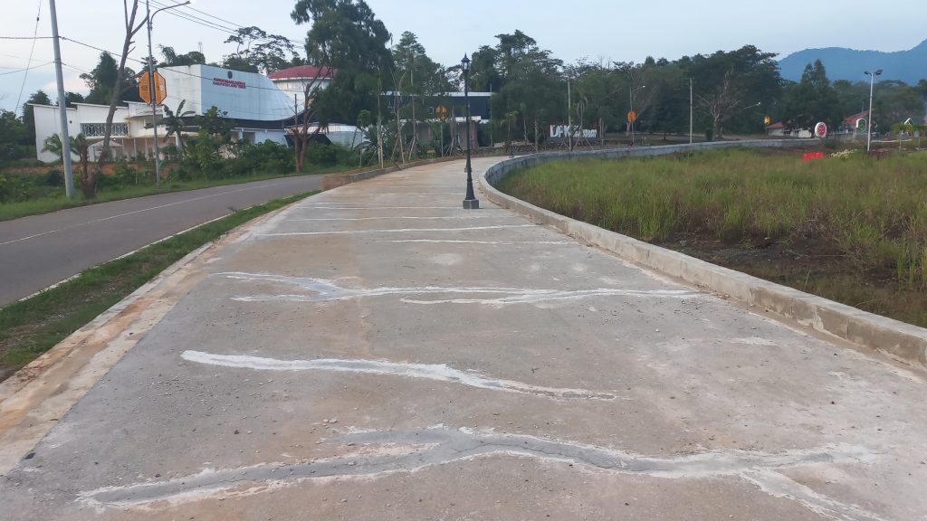 Banyak Tambalan Semen, Akses Pejalan Kaki Bundaran Bumi Batara Guru Malili Kayak ‘Zebra Cross’