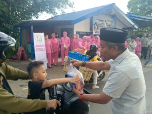 Bhayangkara Peduli dan Sat Intelkam Polres Luwu Timur Bagi Takjil di Pos Polisi Adipura