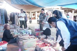 Tim TPOM Luwu Timur  Periksa Barang Jualan di Pasar Kalaena Kiri