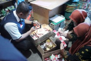 Sasar Pasar Wasuponda, Tim TPOM Temukan Banyak Produk Kadaluwarsa