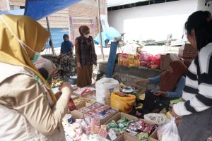 Tim TPOM Luwu Timur Temukan Produk Expired di Pasar Tampinna