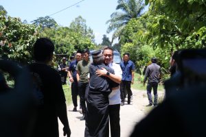 Irwan Bachri Syam Melayat di Rumah Duka Pelda (Purn) Esra Wallang di Burau