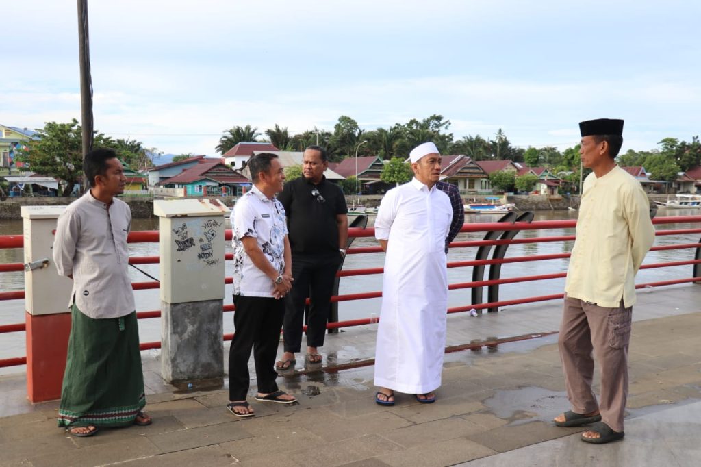 Bupati Irwan Tinjau Anjungan Sungai Malili dan Andi Nyiwi Park