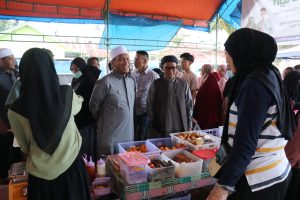 Bupati Luwu Timur Mengabuburit di Pasar Ramadan Towuti