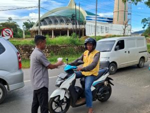 Gerakan Jumat Sedekah Bagi Takjil di Depan Islamic Center