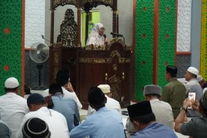 Tarawih di Masjid Nur Rahman, Wabup Puspa Pastikan Program Tiga Kartu Sakti Berjalan