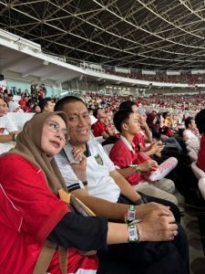 Ditemani Istri Nonton Indonesia Versus Bahrain di SUGBK, Bupati Luwu Timur Doakan Timnas Menang
