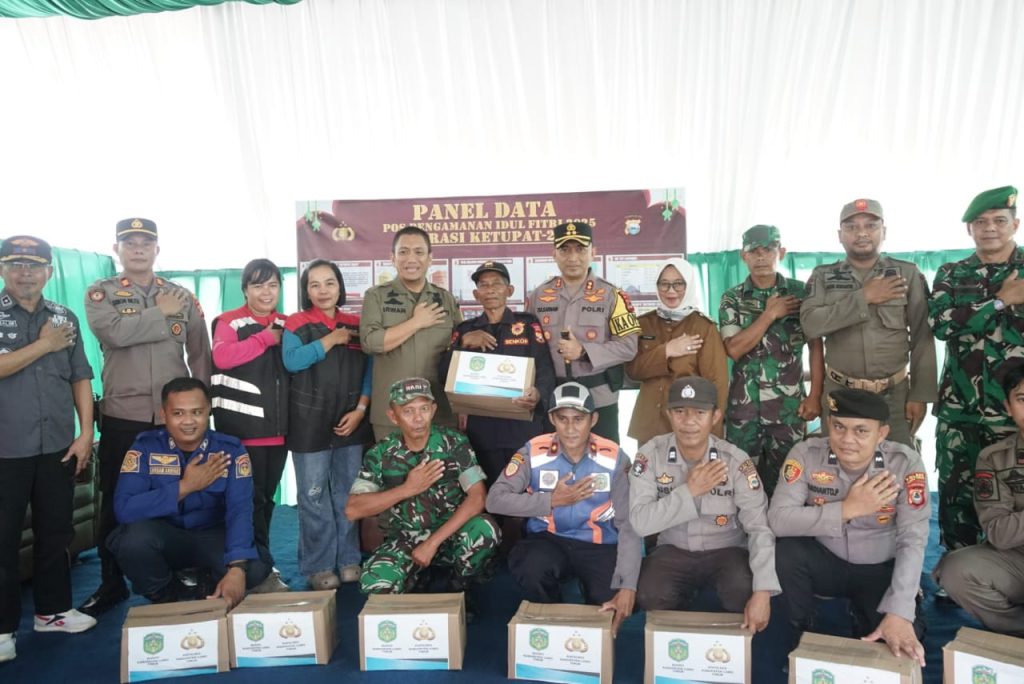 Bupati dan Wabup Luwu Timur Bagi Parcel Lebaran ke Petugas Posko Operasi Ketupat