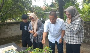 IBAS-Puspa Ditemani Ani Nurbani Ziarah ke Makam Thorig Husler di Masamba