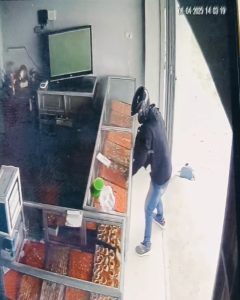 Maling Gasak Ratusan Gram Emas Saat Siang Bolong di Malili, Handphone Pelaku Jatuh Saat Dikejar