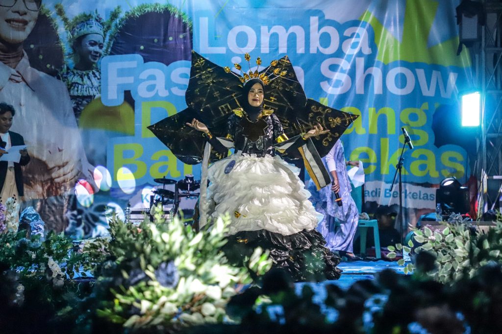 Kreatif, Fashion Show Pesta Rakyat Pamerkan Busana Daur Ulang