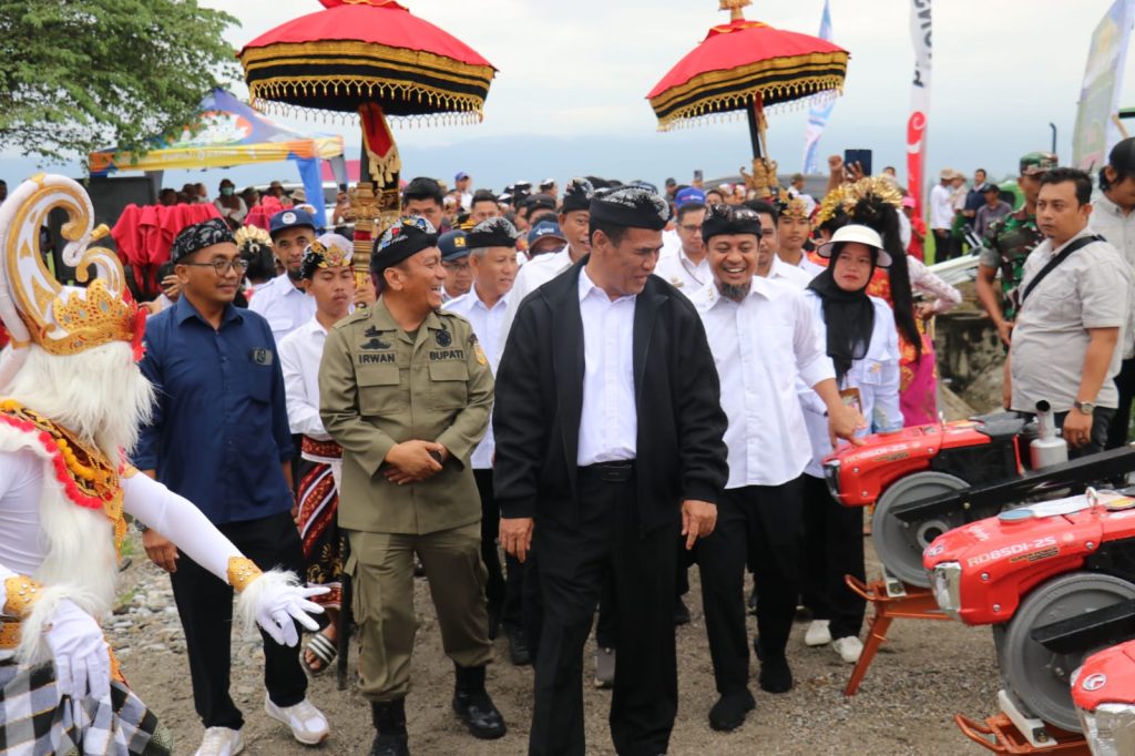 Mentan, Gubernur Sulsel dan Bupati Luwu Timur Panen Raya di Margomulyo