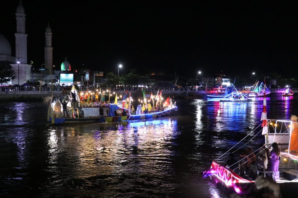 Lomba Perahu Hias Meriahkan HUT Luwu Timur ke-22 di Sungai Malili