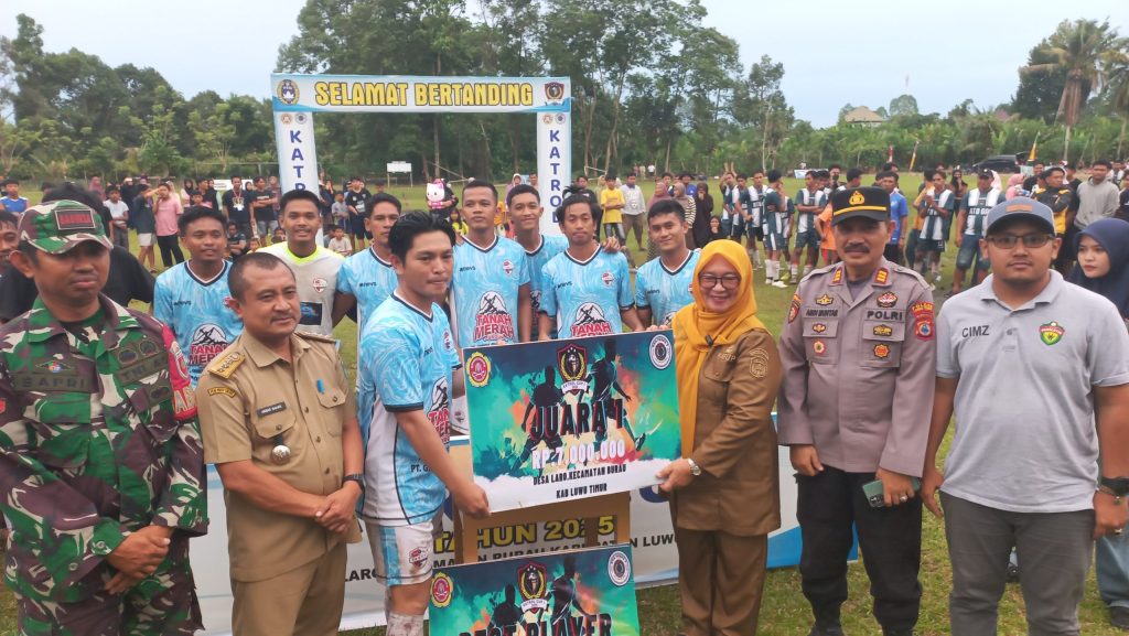 Wabup Puspa Serahkan Trophy Juara Katrol Cup 1 ke Tanah Merah FC