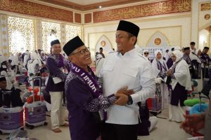 Bupati Irwan Lepas 149 Warganya Berangkat Haji