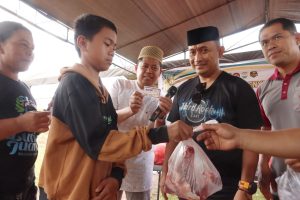 AKBP Zulkarnain Bagikan Daging Kurban di Kantor Polres Luwu Timur yang Baru