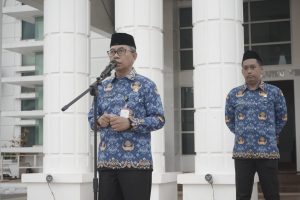 Sekda Bahri Suli Ingatkan Pegawai Disiplin Waktu di Upacara HKN