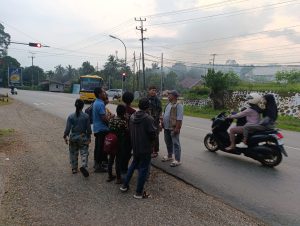 Satpol PP Luwu Timur Tindaki Manusia Silver di Malili
