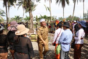 Bupati Luwu Timur Ajak Warga Jaga Kebersamaan di Acara Ngaben Kertoraharjo