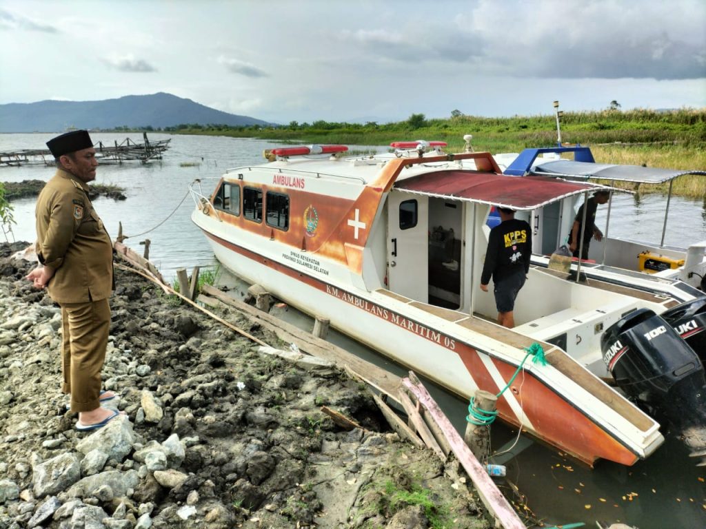 Bupati Luwu Timur Cek Dua Unit Ambulans Danau di Pelabuhan Landak