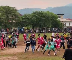 Memalukan! Penonton Pukul Pemain Saat Ricuh di Turnamen Sepakbola Wasuponda