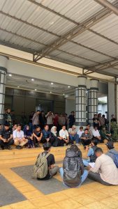 Pimpinan DPRD Luwu Timur Duduk Melantai Bareng Massa Unjuk Rasa