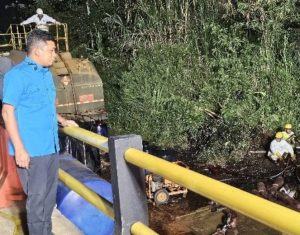 Rusdi Layong Cek Sungai Tercemar Minyak Mentah PT Vale di Lioka