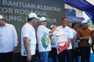 Bupati Luwu Timur Terima Bantuan Pupuk dari Menteri Pertanian RI