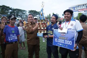 Benteng Utama Juara Karang Taruna Cup III Burau, Bupati Tambah Hadiah