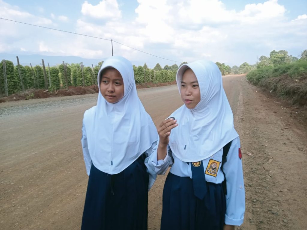 Jalan Mahalona Raya Kini Mulus, Siswi SMPN 3 Towuti: Terima Kasih Pak Bupati!