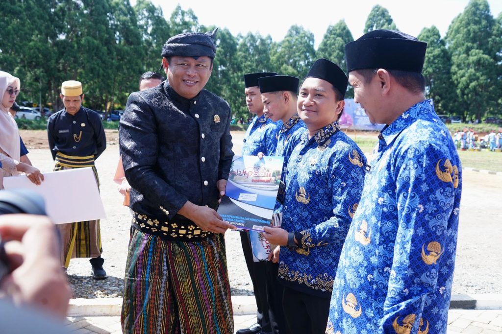 Pimpinan DPRD Luwu Timur Serahkan SK CPNS dan PPPK di Hari Sumpah Pemuda