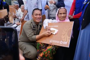 Peluk Hangat dan Cinta Lansia kepada Bupati dan Wabup Luwu Timur Saat Penyerahan 3.000 Kartu Lansia