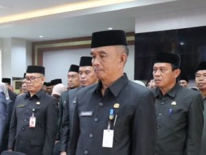 Sekretaris DPRD Luwu Timur yang Baru Alamsyah Parkesi Bacakan Surat Bupati Pada Sidang Paripurna