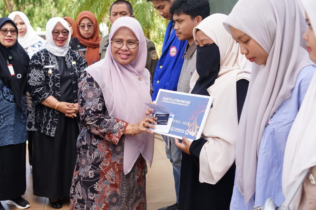 Jihadin Peruge dan Harisah Suharjo Salurkan Program Kartu Luwu Timur Pintar