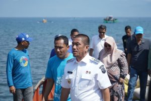 Bareng Pemuda, Bupati dan Wabup Luwu Timur Bersih Danau Matano