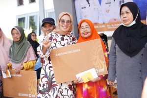 Erni Malape Salurkan Bantuan Program Kartu Lansia Rp 1 Juta Per Bulan di Wasuponda