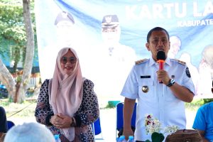 Bupati dan Wabup Luwu Timur Salurkan Program Kartu Lansia di Nuha