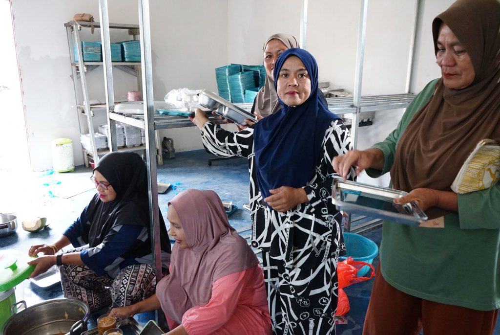 Tinjau Dapur MBG di Mahalona Raya, Irwan Bachri Syam Tekankan Soal Kebersihan