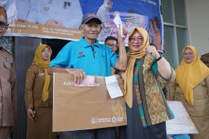 Wabup Puspawati Serahkan Bantuan Kartu Luwu Timur Lansia di Towuti