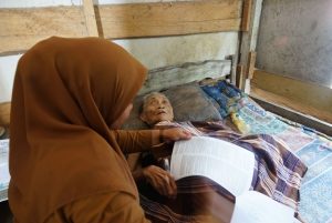 Petugas Dinsos Antarkan Kartu Luwu Timur Lansia Nenek Usia 90 Tahun di Solo Angkona