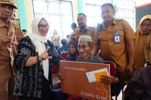 Kakek 103 Tahun di Kalaena Terima Program Kartu Luwu Timur Lansia,  Wabup Puspawati: Ini Bentuk Kasih Kami