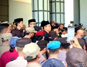 Ketua DPRD Luwu Timur Temui Massa yang Aksi di Gedung Rakyat