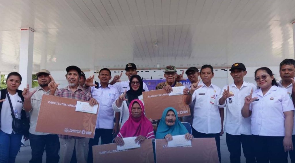 Ujicoba, 237 Penerima Kartu Lansia di Tomoni Peroleh Bantuan, Wabup: Saya Hadir Sebagai Anak