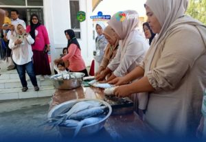 Ibu Pesisir di Luwu Timur Diajari Diversifikasi Olahan Ikan, Dorong Munculnya Produk Inovatif