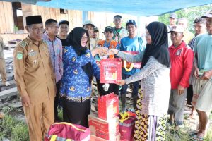 Wabup Puspa Salurkan Bantuan Bencana Angin di Angkona