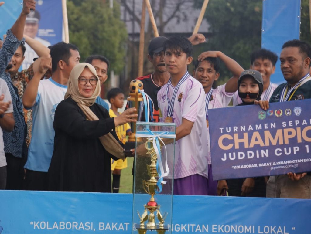 Putra FC Juara Juddin Cup 1, Wabup Puspawati Serahkan Trophy