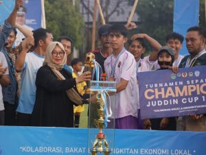 Putra FC Juara Juddin Cup 1, Wabup Puspawati Serahkan Trophy