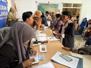 Permudah Pencairan Rp 1 Juta, Camat Towuti Bagikan Kartu ATM Program Kartu Luwu Timur Lansia