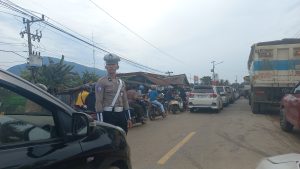 Antrean Kendaraan Mengular di SPBU Malili Luwu Timur, Polisi dan Satpol PP Luwu Timur