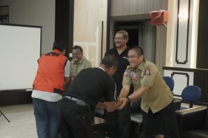 Bupati Luwu Timur Salurkan Bantuan Korban Banjir Bandang Aceh Tamiang